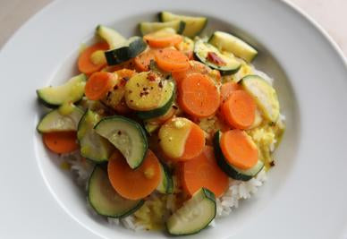 Gemüsereis an Currysauce