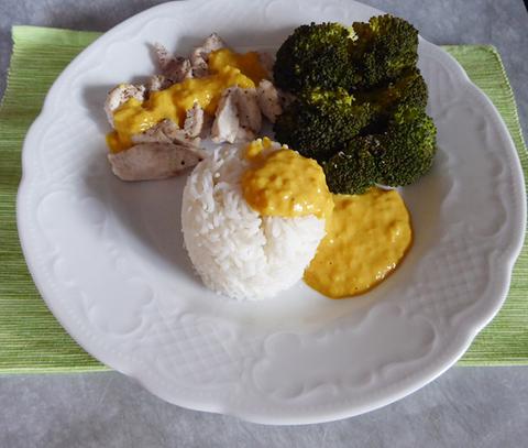 Chicken breast fillet with broccoli, rice and mango curry sauce