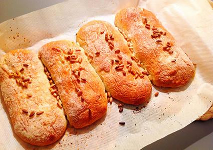 Coca de panadero con azúcar y piñones