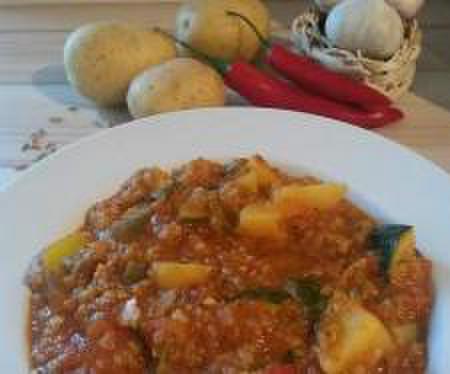Spicy green spelled potato stew with vegetables