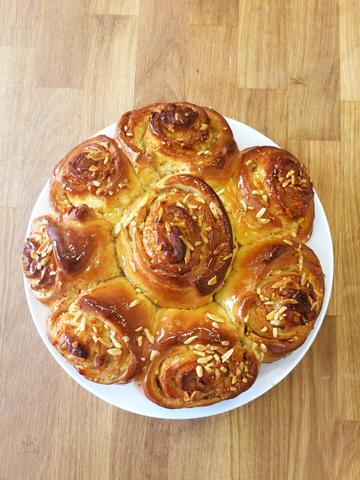 Folar com doce de chila e amêndoa