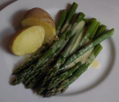 Grüner Spargel mit Kartoffeln
