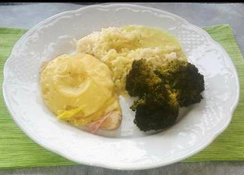 Hähnchenschnitzel mit Ananas, Schinken und Currysoße