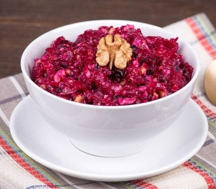 салат из сырого буряка с черносливом