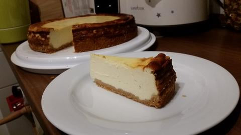 Cheesecake with biscuit base