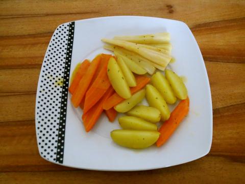 Glasiertes Möhren-Petersilienwurzel-Kartoffel Gemüse