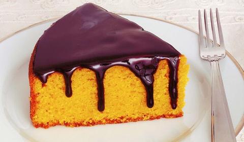 Bolo de cenoura com cobertura de chocolate