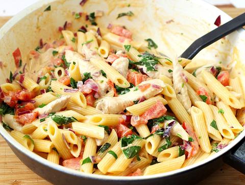 Creamy Chicken, Bacon and Spinach Pasta