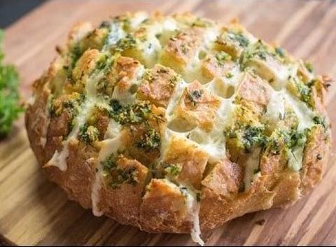 Pão aos retalhos com queijo e ervas aromáticas