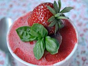 Sorbet de basilic aux éclats de fraises