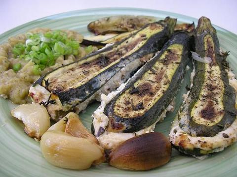 זוקיני (קישוא) בפירורי לחם, שום ובזיליקום