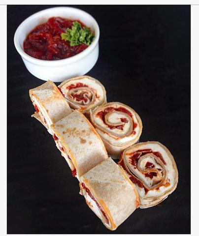 ROLL WITH CARAMELIZED PEPPER