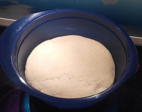 Schneller Pizzateig mit Trockenhefe
