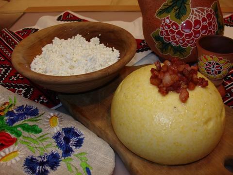 Бануш с брынзой и шкаврками