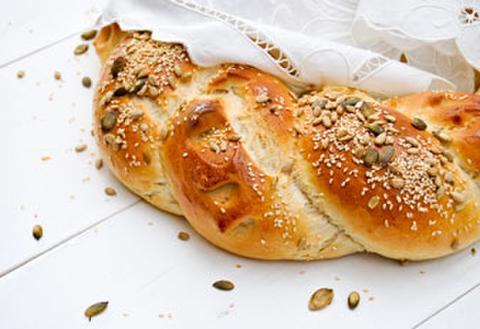 חלה מתוקה עם משמשים וצנוברים