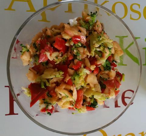 Broccoli paprika apple salad