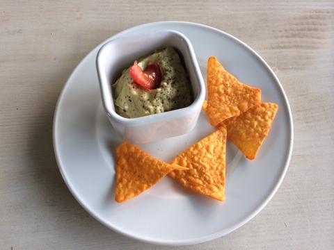Avocado-Frischkäse Dip mit Tortilla Chips