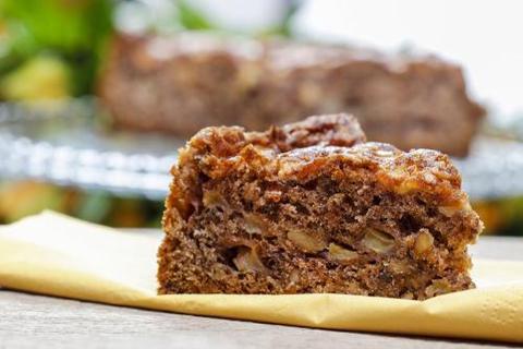 moist apple and cinnamon cake