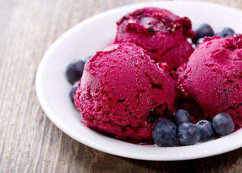 Tres leches and berries ice cream