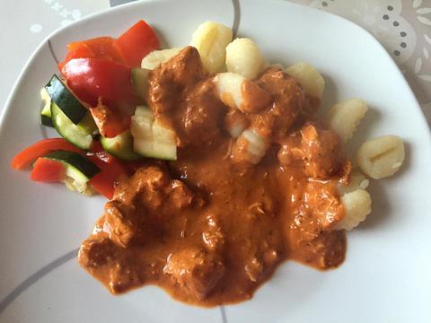Geflügelgulasch mit Gnocchi und Gemüse (All in One)