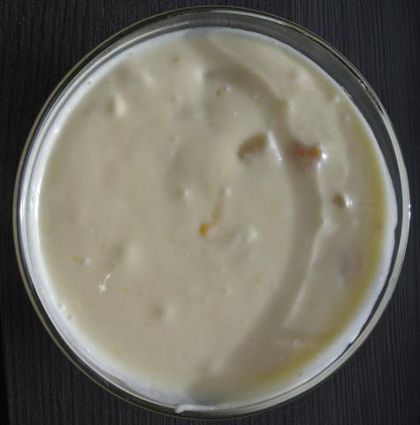 Weincreme mit Früchten
