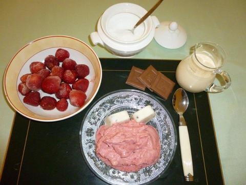 Erdbeer-Stracciatella-Eis