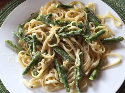 Linguine with green asparagus