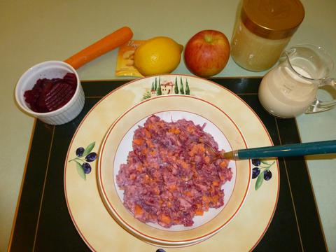 Red cabbage salad with honey and cream