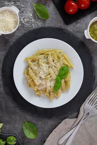 Pasta with asparagus and cream cheese sauce