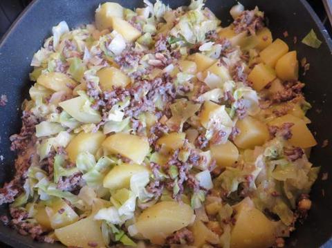 Pointed cabbage, minced meat and potatoes with sour cream
