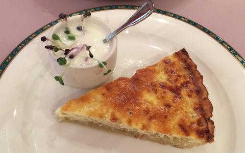 Киш с луком и сыром