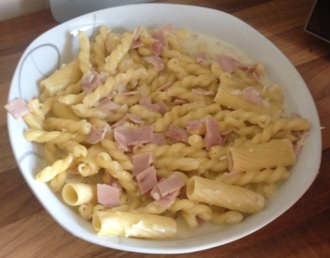 Nudeln in Käse Schinkensauce