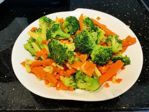Stir-fried Broccoli with Bell Peppers and Carrots