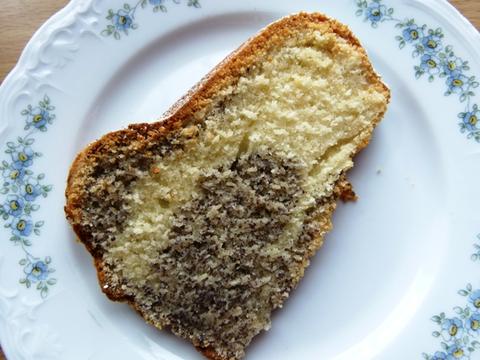 Schneller saftiger Mohnguglhupf