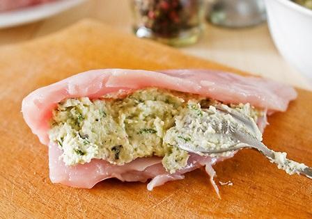 Куриные грудинки фаршированные сыром и орехами