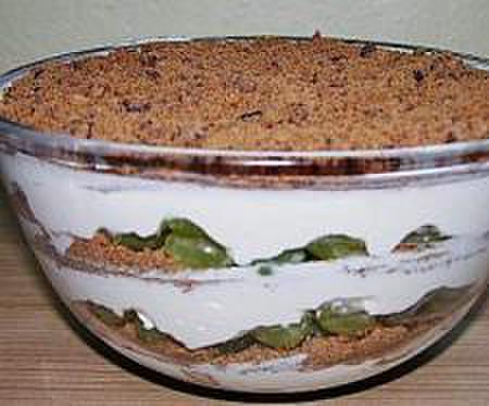 Schichtdessert mit Weintrauben