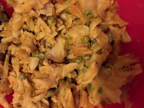 Putenbrust/Hähnchenbrust mit Nudeln in Champignon-Erbsen-Möhren-Weißwein-Tomatenrahmsoße