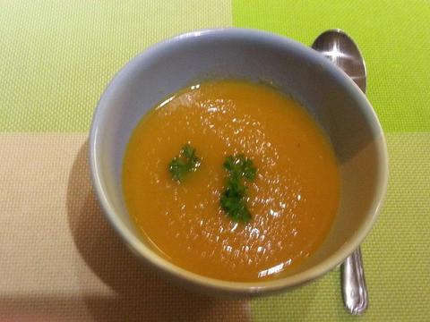 Karottensuppe mit Apfel und Ingwer