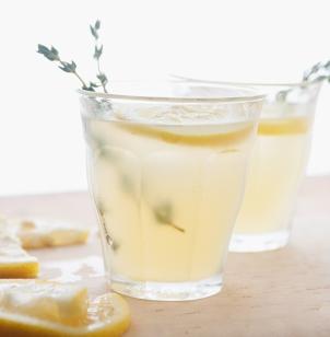 Limonada com vodka e tomilho