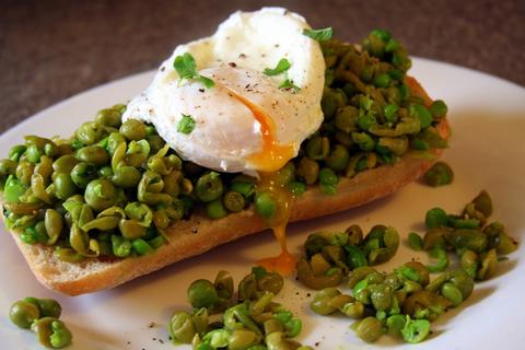 Peas with poached eggs