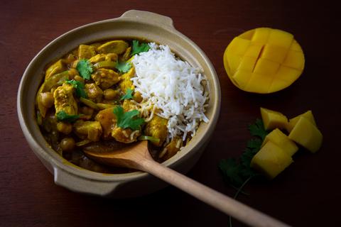 CHICKEN WITH RICE, BROCCOLI AND MANGO CURRY SAUCE