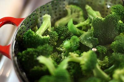 Steamed broccoli with vinaigrette sauce