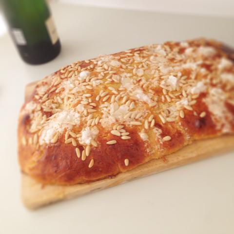 COCA DE SANT JOAN CON PIÑONES