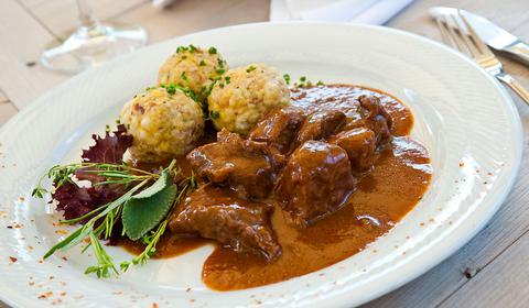 Rindergulasch mit Semmelknödeln