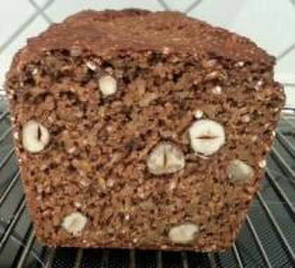 Schwarzbrot mit Haselnüssen