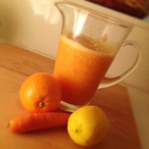 Zumo integral de naranja, zanahorias y limón