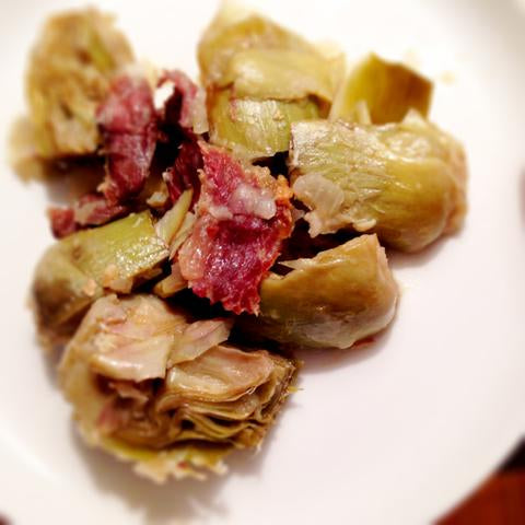 Alcachofas salteadas con jamón y vino blanco