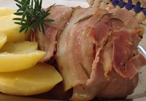 Peru com bacon e batatas
