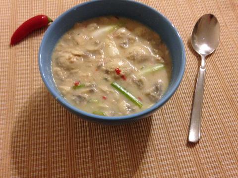 Spicy coconut soup with chicken