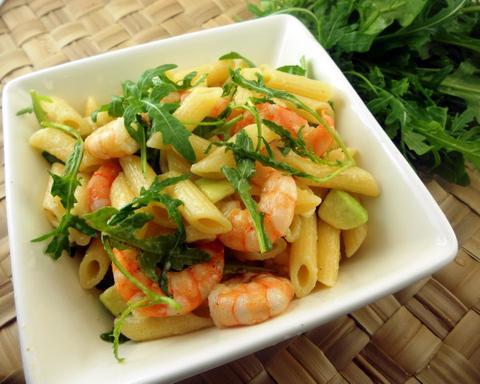 Salada de massa com gambas, rúcula e abacate